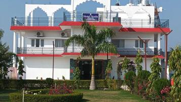 Vista frontal de la propiedad