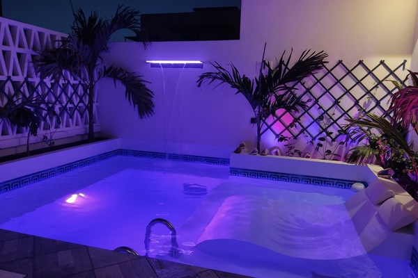 Swim-Up Pool