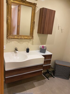 Bruser, hårtørrer, håndklæder, Toiletpapir