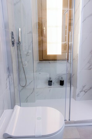 Felicia | ห้องน้ำ | ฝักบัว, ไดร์เป่าผม, ผ้าเช็ดตัว, สบู่