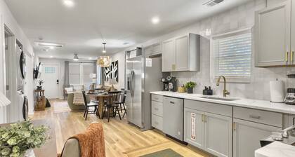The Riley adorable getaway 15 minutes to downtown Charleston with fenced yard