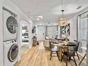 Interior - The Riley adorable getaway 15 minutes to downtown Charleston with fenced yard (North Charleston)