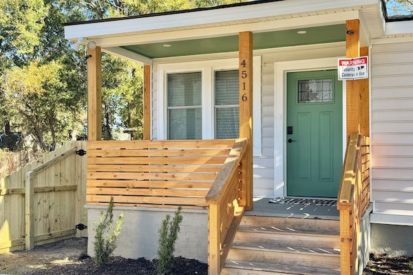 Front view of property.