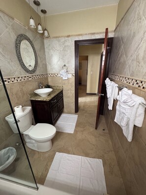 提供毛巾、番梘、廁紙