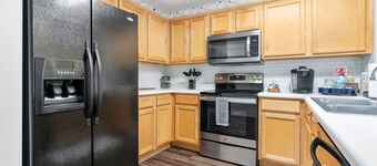 New Twin Bedroom (2 Twin Beds) inside a 4 BR Condo/New AU Oasis 2 Mins to Downtown & Stadium