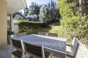 屋外ダイニングエリア