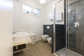 Regadera, amenidades de baño gratuitas, secadora de cabello, bidet 