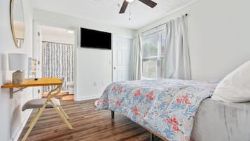 1 bedroom, desk, travel crib, WiFi