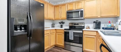 Geladeira, micro-ondas, fogão, cooktop