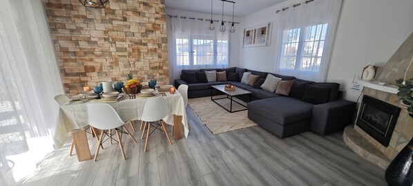 Dining - BELLA VISTA - 300m from the Beach, Private Pool Havre de Paix for Families" (in French) (El poblets)