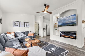 Smart TV, chimenea y monitor de computadora 