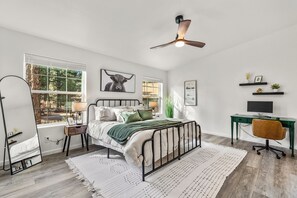 3 habitaciones, escritorio y tabla de planchar con plancha 