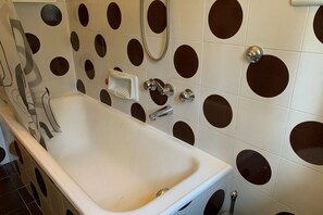 Séchoir à cheveux, bidet, serviettes fournies