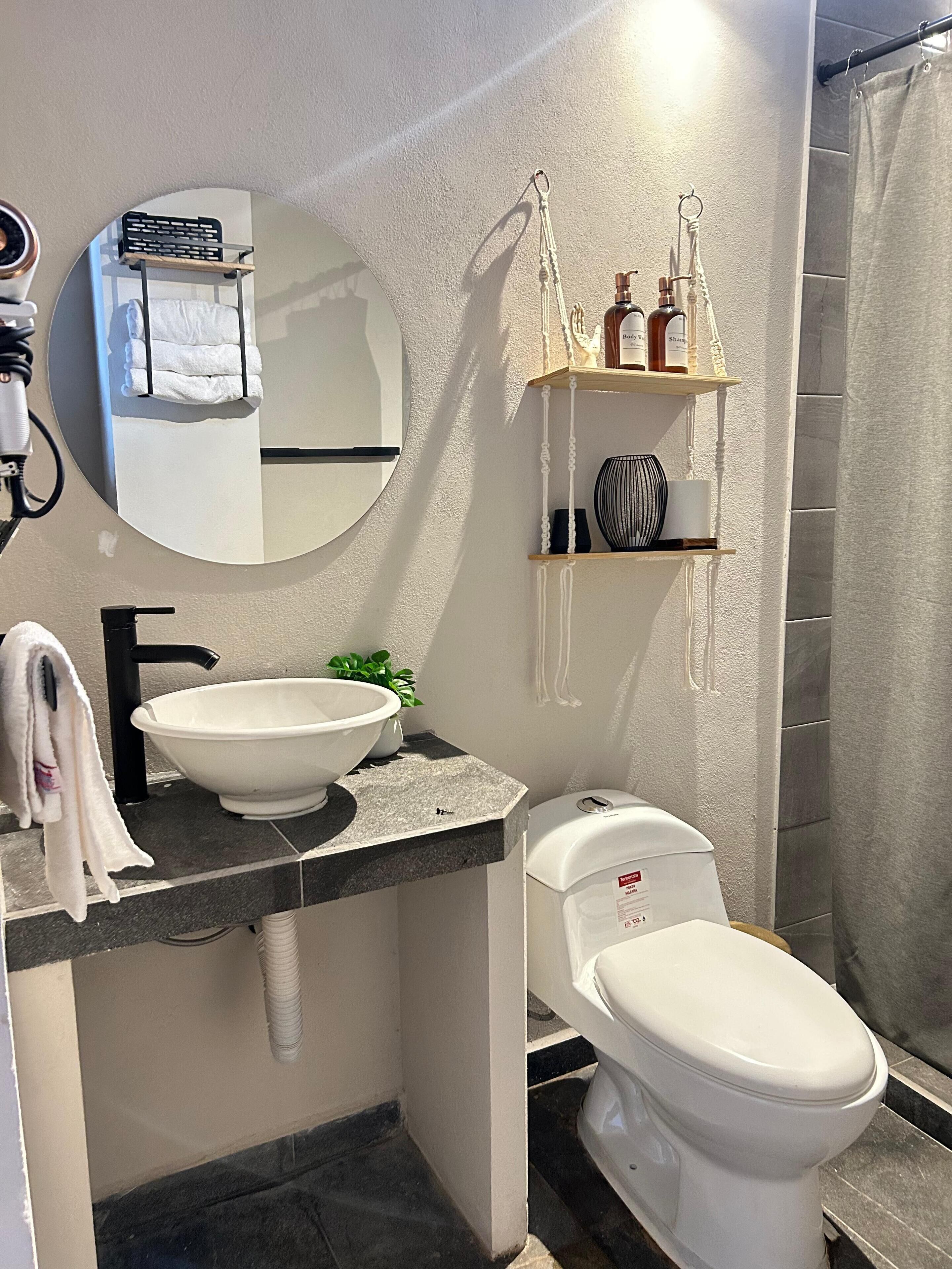 ヘアドライヤー、タオル、石鹸、トイレットペーパー