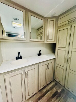 Interior - Luxury RV With A Gorgeous Mountain View: KingBD, Wi-Fi,AC, Fireplace, BBQ & More (Scottsdale)