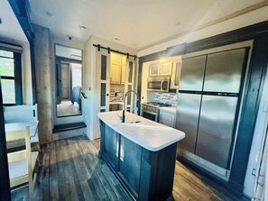 Fridge, microwave, oven, stovetop - Luxury RV With A Gorgeous Mountain View: KingBD, Wi-Fi,AC, Fireplace, BBQ & More (Scottsdale)