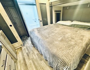 1 bedroom, iron/ironing board, WiFi, bed sheets - Luxury RV With A Gorgeous Mountain View: KingBD, Wi-Fi,AC, Fireplace, BBQ & More (Scottsdale)