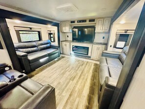 Smart TV, fireplace, stereo - Luxury RV With A Gorgeous Mountain View: KingBD, Wi-Fi,AC, Fireplace, BBQ & More (Scottsdale)
