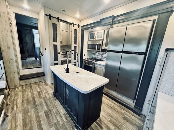 Fridge, microwave, oven, stovetop - Luxury RV With A Gorgeous Mountain View: KingBD, Wi-Fi,AC, Fireplace, BBQ & More (Scottsdale)