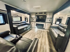Smart TV, chimenea y estéreo 