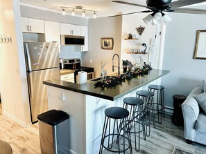 冷蔵庫、電子レンジ、オーブン、コンロ