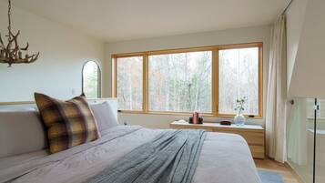 2 bedrooms, desk, iron/ironing board, WiFi