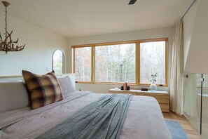 2 soverom, skrivebord, strykejern/-brett og wi-fi