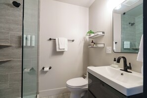 Dusj, miljøvennlige toalettsaker, hårføner og håndklær