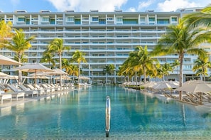 7 outdoor pools, free cabanas, pool umbrellas - garza blanca cancun (Punta Sam)