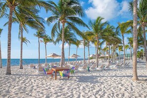 Privat strand, hvit sand, strandtelt (inkludert) og solsenger