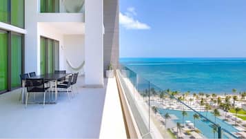 Habitación triple de lujo, vista al océano | Terraza o patio