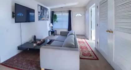 Cozy 3 bed 2 full bath first floor apartment washer dryer 10 minutes to station