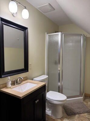 Douche, serviettes fournies, papier de toilette