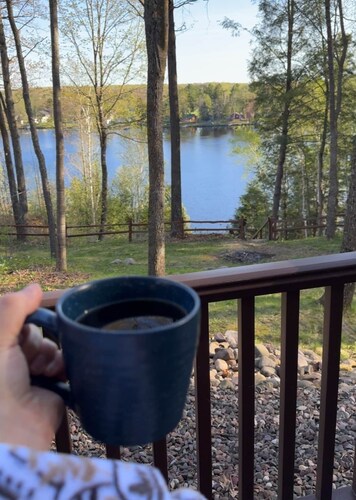 Woodlawn Lakeside Cabin - 2 BR Waterfront & Lake Views