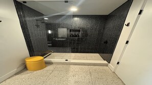 Secador de pelo, toallas