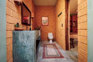 Douche, articles de toilette écologiques, séchoir à cheveux