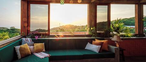 TV connectée, livres, chaîne hi-fi, imprimantes