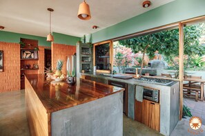 Een koelkast, een magnetron, een oven, een kookplaat