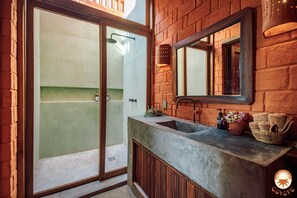 Dusche, umweltfreundliche Kosmetikartikel, Haartrockner, Handtücher