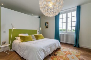 6 bedrooms, WiFi, bed sheets