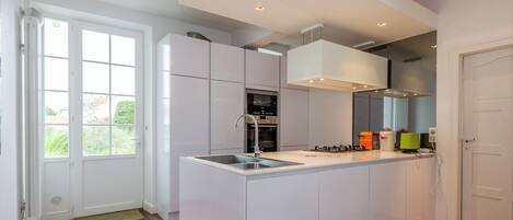 Fridge, microwave, oven, dishwasher