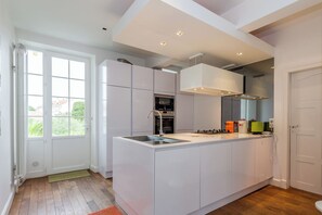 Fridge, microwave, oven, dishwasher - Villa Arty Miramar - 3 étoiles - Welkeys (Biarritz)