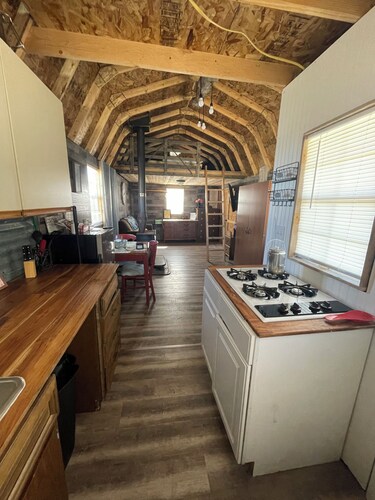 Terrific 1-bedroom off grid cabin in Belfry with Mountain View