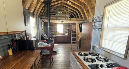 Terrific 1-bedroom off grid cabin in Belfry with Mountain View