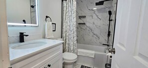 Shower, hair dryer, bidet, towels - Spacious 4-bedroom house in tranquil Tobyhanna with WiFi, AC (Tobyhanna)