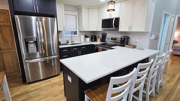 Geladeira, micro-ondas, fogão, cooktop