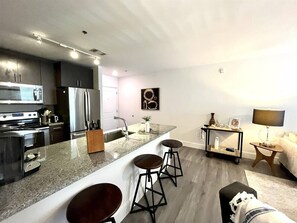 Fridge, microwave, oven, stovetop - Quick walk to Campus/The Square & 3 Parking Spots! (Oxford)