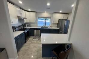 Kjøleskap, mikrobølgeovn, ovn og oppvaskmaskin