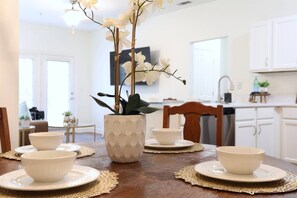 Dining - Vaught Walk - Newly Renovated! Walk to the Grove! (Oxford)