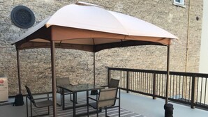 Outdoor dining - The Madder Suite at Blue Violin (Belleville)